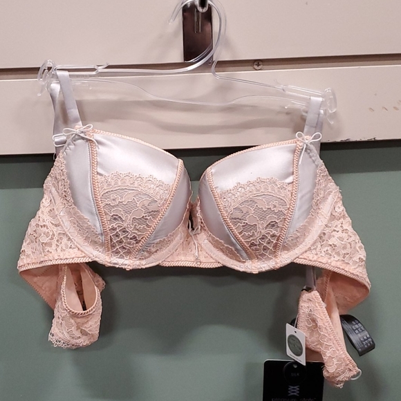 Gorgeous molded bra - Picture 2 of 3